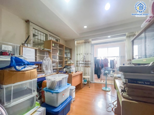 *****ทาวน์เฮ้าส์มือสอง 3 ชั้น ม.ภุมรินทร์ พหลโยธิน72 หลังมุม บนเนื้อที่ 37 ตร.ว. ฟังก์ชัน 5 ห้องนอน 4 ห้องน้ำ 2 ที่จอดรถ แถมฟรี! 3 เครื่องปรับอากาศ 7 เครื่อง และปั๊มน้ำ 1 เครื่อง ทำเลดีมาก เชื่อมต่อ ถ.พหลโยธิน, ถ.รังสิต-ปทุมธานี ใกล้ห้างเซียร์รังสิต ฟิวเจอร์พาร์ครังสิต และรถไฟฟ้าสายสีแดงเข้ม "สถานีหลักหก"